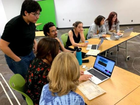 Students working and innovating together 