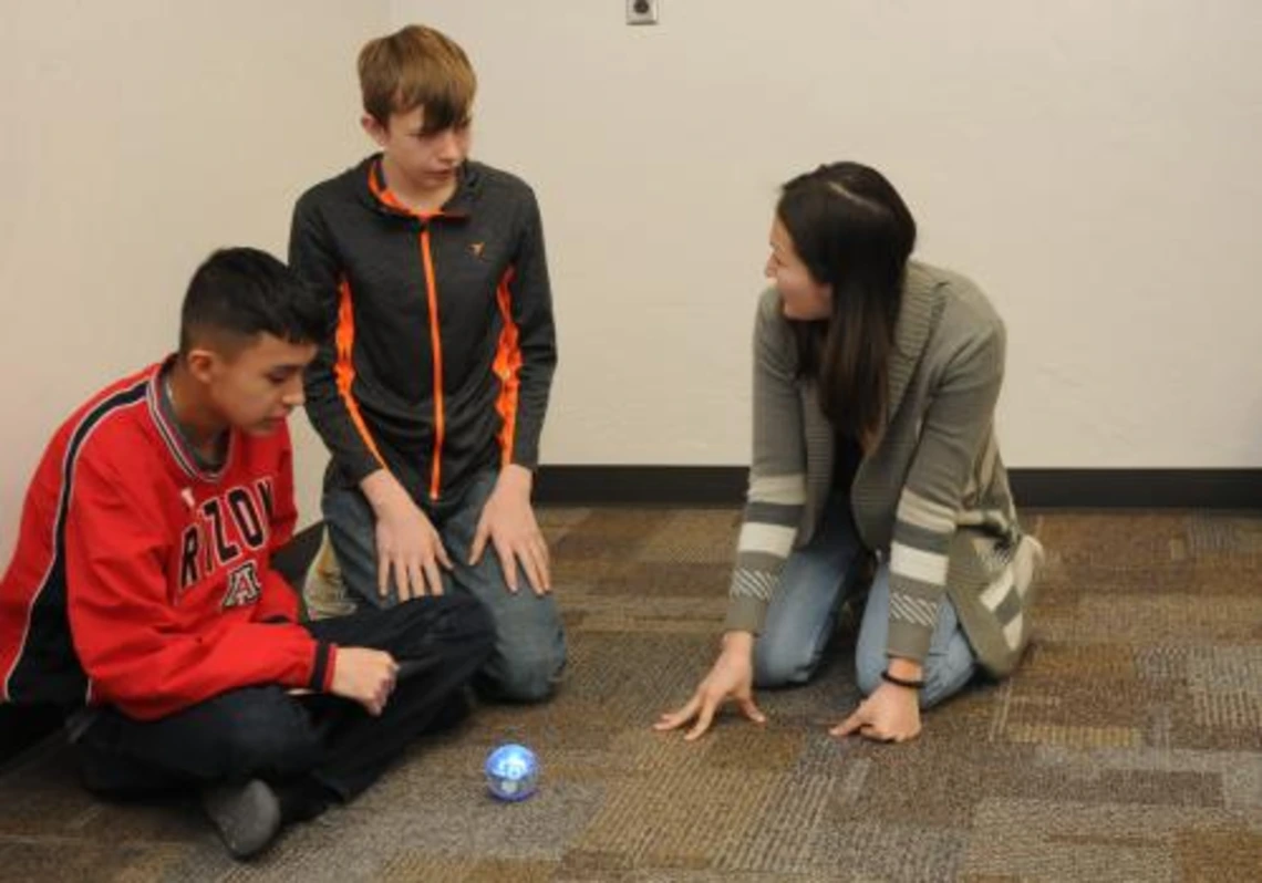 Students working and innovating together 
