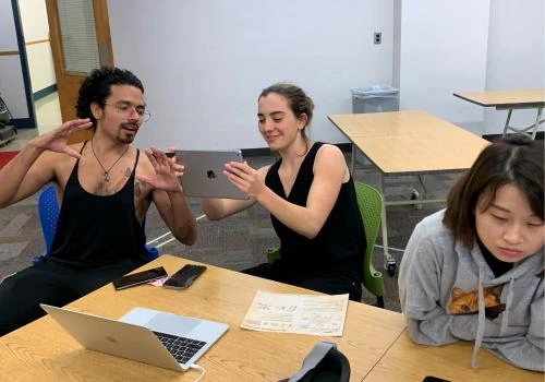 Students working and innovating together 