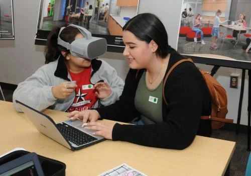 Students working and innovating together 