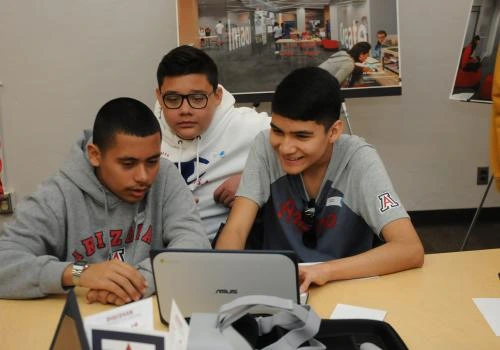 Students working and innovating together 