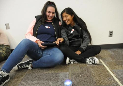 Students working and innovating together 