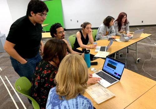 Students working and innovating together 